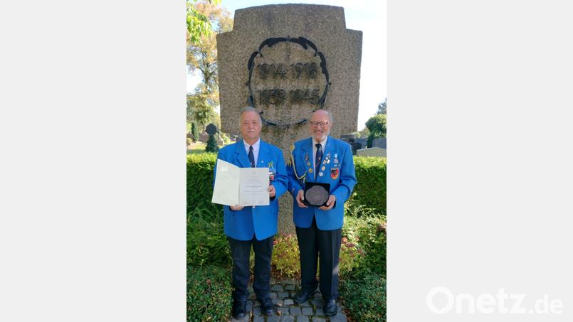 Die Reservistenkameradschaft Waldsassen ist vom Volksbund Deutsche Kriegsgräberfürsorge für ihre engagierte Sammlertätigkeit geehrt worden. Von links Stellvertretender Vorsitzender Hauptfeldwebel d.R. Michael Filchner und Vorsitzender Unteroffizier d.R. Bruno Salomon vor der Mittelstele des Kriegsgräberfriedhofs in Waldsassen. Bild: Katja Filchner/exb