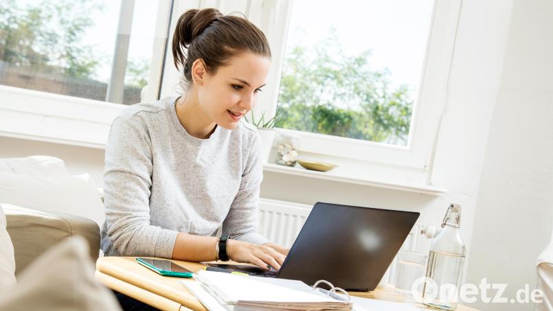 Frauen, die nach längerer Zeit wieder in den Beruf einsteigen oder sich beruflich neu orientieren möchten, bekommen im Projekt Readi der VHS in Einzelbetreuung und Online-Gruppen-Coachings wertvolle Unterstützung. Symbolbild: Christin Klose / dpa