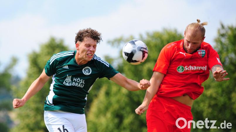 Der SV Mitterteich gastiert am Freitagabend beim Baiersdorfer SV. Das Hinspiel (Szene mit Pascal Höcht, links, im Kopfballduell mit Sebastian Lindner) gewannen die Stiftländer mit 1:0. Archivbild: Schrems