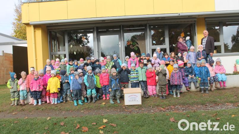 Johann Lang (hinten, rechts) freut sich mit den Kindern der Waidhauser Kindertagesstätte. Bild: pi