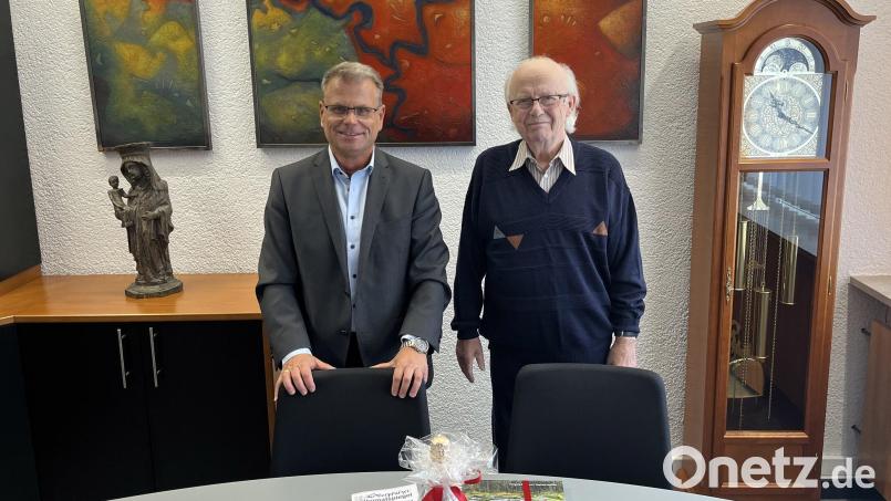 Bürgermeister Karlheinz Budnik verabschiedet Siegfried Wilhelm in den zweiten Ruhestand. Bild: fz