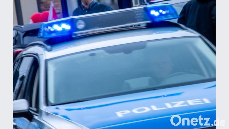 Ein Auto wurde in der Gartenstraße in Mitterteich beschädigt. Symbolbild: Jens Büttner/dpa/Symbolbild