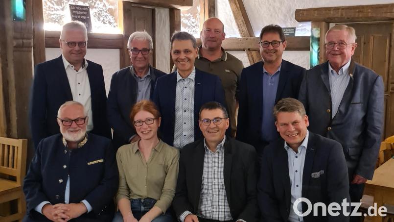 MU-Bezirksvorsitzender Benjamin Zeitler (rechts vorne sitzende), sowie Kreisvorsitzender Leonhard Zintl (stehend Mitte) dankten für die langjährige Treue zum Kreisverband der Mittelstandsunion bei einem Ehrungs- und Zoiglabend in der Gaststätte „Zum Rechersimmer“. Bild: mez