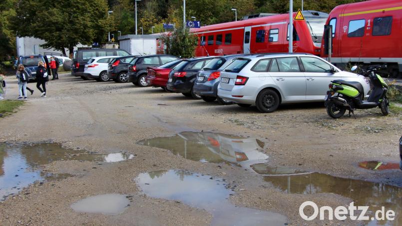 Der Weg vom Auto zum Zug und umgekehrt führt in Etzelwang oft um viele Pfützen herum. Deshalb drängt die Gemeinde darauf, dass der Parkplatz befestigt wird. Bild: ds