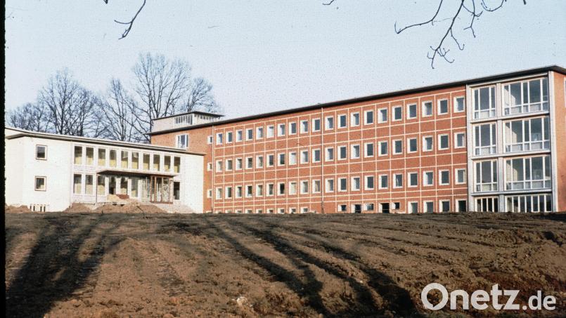 Die Außenanlagen sind noch nicht angelegt, aber das neue Kreiskrankenhaus in Neustadt/WN ist bereit. Am 20. April 1958 wurde es eingeweiht. Bild: Privatarchiv Hladik/Schober
