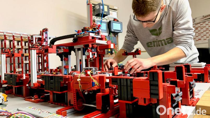 Elektroniker Johannes Gollwitzer bei der Arbeit. Bild: Gabriele Schöneberger