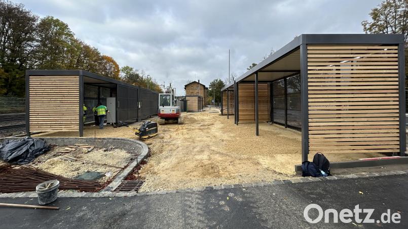 Mit dem Aufstellen der neuen Hallen für Fahr- und Motorräder sowie der Buswartehäuschen an den Haltestellen sind die Bauarbeiten zur neuen Park+Ride-Anlage am Sulzbacher Bahnhof auf die Zielgerade eingebogen. Nach Angaben von Planer Martin Dunst wird der Zeitplan bis Ende Dezember eingehalten. Bild: Andreas Royer