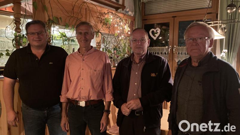 Neuwahlen standen bei den Freien Wählern Wiesau an. Im Bild der neue Zweite Vorsitzende Thomas Streber, der neue Vorsitzende Markus Schäffler, der neue Schriftführer Eckbert Vollath und Kassenrevisor Manfred Riedl. Bild: Markus Schäffler/exb