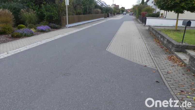Der Bürgermeister hält es für sinnvoll, vor der Sanierung von Gemeindestraßen, Maßnahmen für Wasser, Kanal und Wärmeversorgung abzuschließen. Ein Aufschneiden einer neuen Fahrbahndecke könne „den Bürgern nicht verklickert werden“. Bild: rn