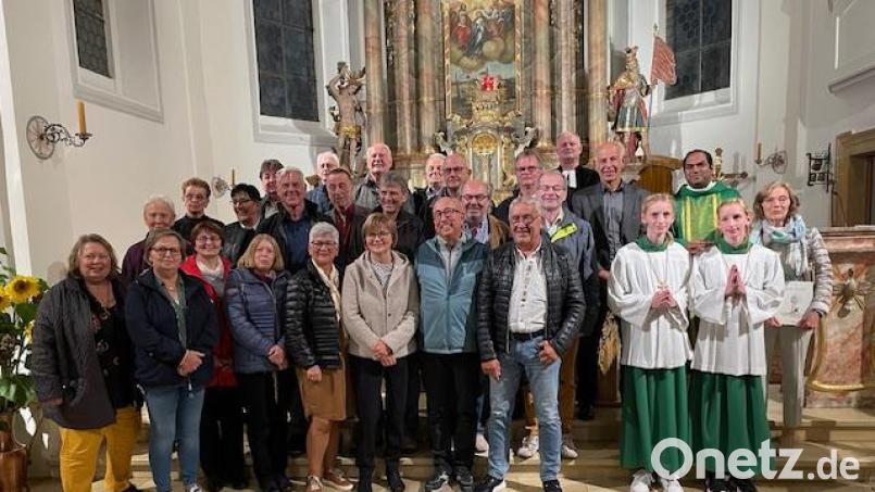 Der Dank an Gott steht bei der Abendmesse in der Pfarrkirche Heiligste Dreifaltigkeit im Mittelpunkt, als sich die Geburtsjahrgänge 1957/58 in Freihung treffen. Bild: bk