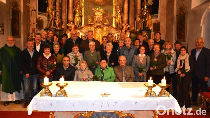 Ein Dankgottesdienst für Ehejubilare fand in der Konnersreuther Pfarrkirche statt. Seit 60 Jahren verheiratet sind Josef und Hedwig Dietz (sitzend, von links), 50-jähriges Ehejubiläum feierten Alfons und Renate Hofmann (sitzend, von rechts). Links im Bild Pfarrseelsorger Pater Benedikt Leitmayr. Bild: jr