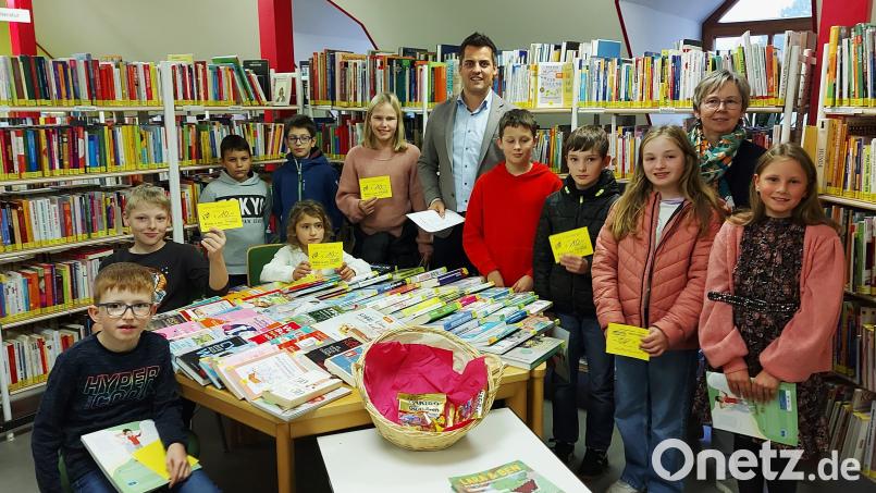 Bei der Preisverleihung zur diesjährigen Bücherrallye der Stadtbibliothek gab es für die zehn Sieger Kinogutscheine von Bürgermeister Rudolf Teplitzky. Bild: lg