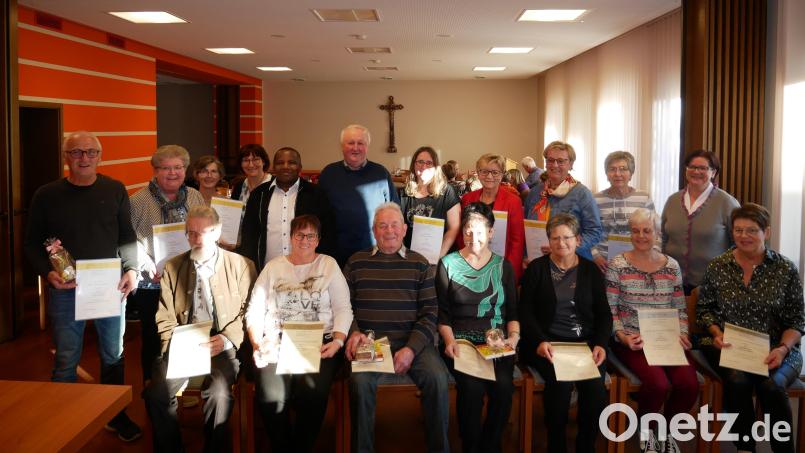 Einen besonderen Dank für 51 Jahre als Chorsängerin und 46 Jahre als Organistin richtet Pfarrer Erwin Bauer an Martina Brenner (vorne, Dritte von rechts) und verabschiedet Michael Hammerl nach 68 Jahren und Babara Füssl (vorne, Dritte und Vierter von links) nach 69 Jahren aus dem Chor. Bild: gz