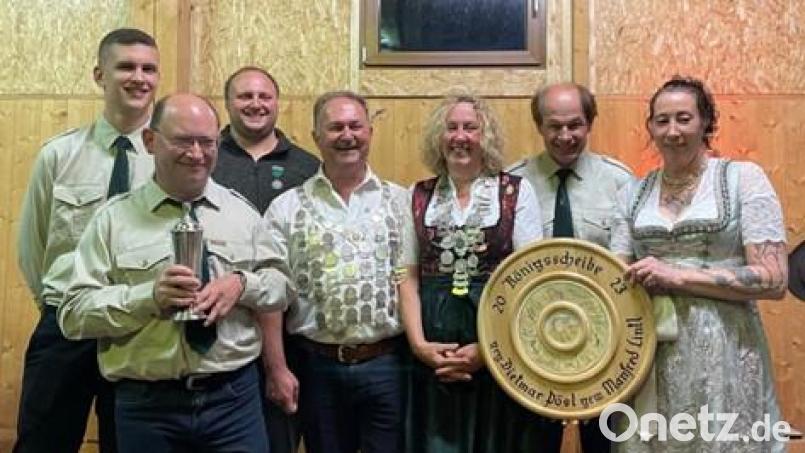 Schützenmeister Dietmar Pösl (Zweiter von rechts) gibt die neuen Würdenträger der Wölsendorfer Schützen bekannt (von links): Andreas Bauriedl, Manfred Lintl, Patrick Miller, Reiner Kristel, Theresia Obermaier und Manuela Zenger Bild: Beatrice Zenger/exb