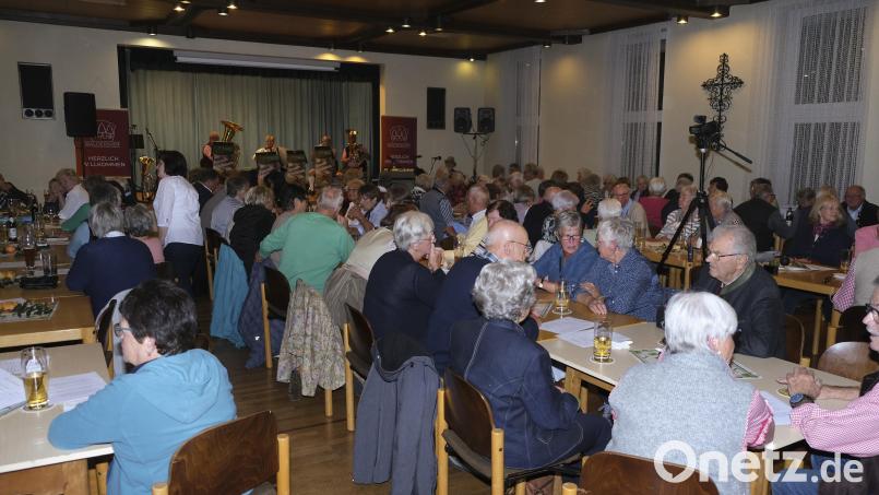 Fröhlich und unbeschwert war die Stimmung kürzlich beim Senioren-Volksmusikabend im Pfarrheim Waldershof. Bild: Gerhard Weber/exb