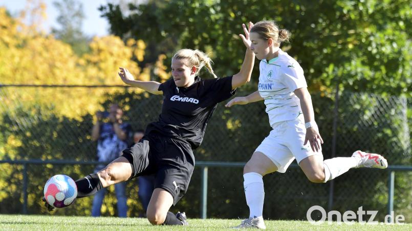 Mit vollem Einsatz spielt Sabrina Walter (links) vom TSV Theuern den Ball. Im letzten Hinrundenspiel ist der TuS Bad Aibling zu Gast. Archivbild: Hubert Ziegler