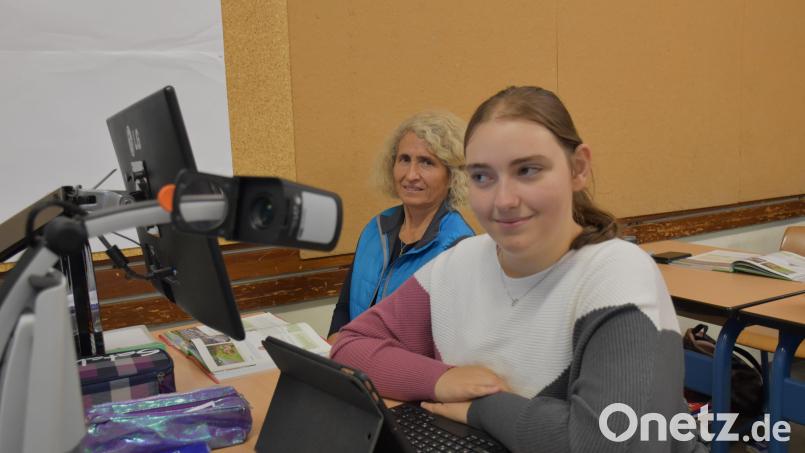 Die 16-jährige Vanessa Fleischmann (im Bild mit Schulbegleiterin Petra Richtmann) aus Plößberg geht seit September in die Regelschule. Sie hat sich trotz ihrer sehr starken Sehbehinderung gut eingelebt und möchte erst den Quali machen und dann die Mittlere Reife ablegen. Bild: ubb