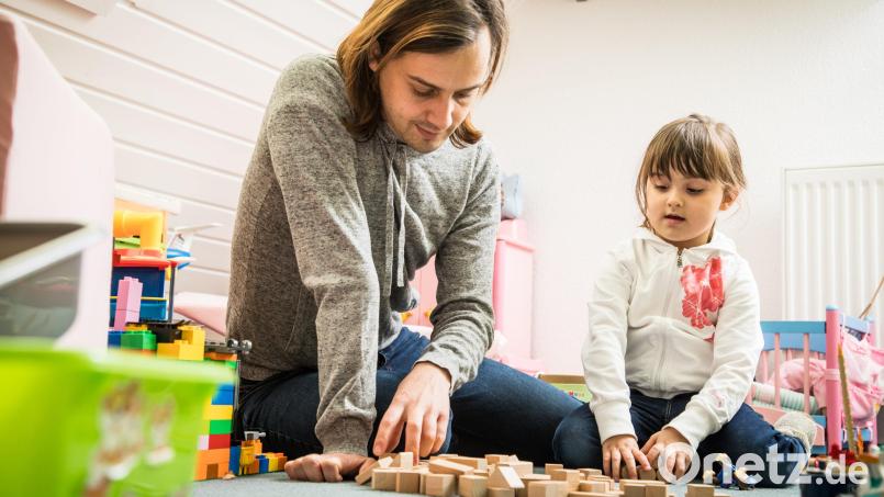 Auszeit vom Job: Die Elternzeit kann für Alleinerziehende eine besondere Herausforderung sein. Bild: Christin Klose/dpa
