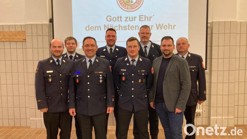 Daniel Müller (vorne, Zweiter von links) gab nach 18 Jahren das Amt als Kommandant der Feuerwehr Luhe an Florian Wittmann (vorne, Zweiter von rechts) ab. Dazu gratulierten Kreisbrandrat Marco Saller (links) und Bürgermeister Sebastian Hartl (rechts). Neuer stellvertretender Kommandant ist Tobias Schmitscheck (hinten, Zweiter von links). Bild: bey