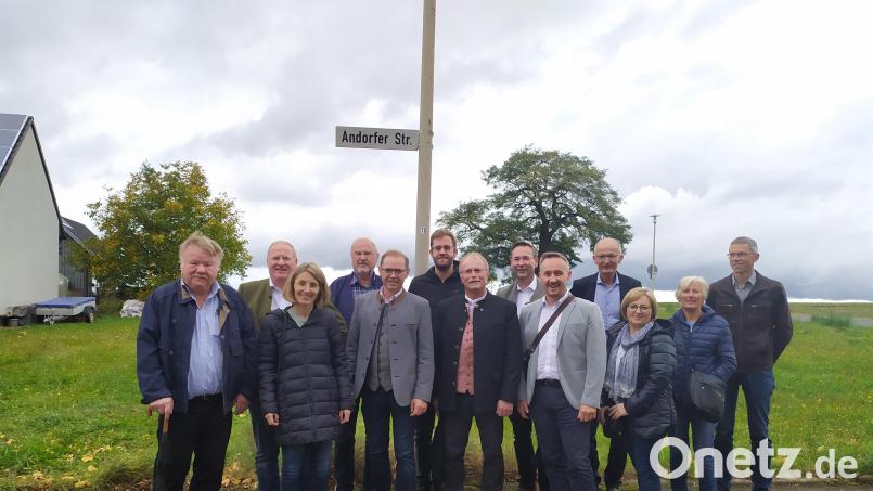 Besichtigung der Andorfer Straße in Konnersreuth: In der Mitte die beiden Bürgermeister Karl Buchinger aus Andorf (Oberösterreich) und Max Bindl aus Konnersreuth mit Begleitern aus beiden Orten. Bild: Markt Konnersreuth/exb