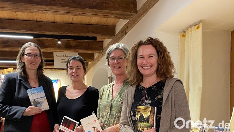 Die vier Autorinnen beim Leseabend in der Stadtbücherei Waldsassen. Bild: Stadtbücherei Waldsassen/exb