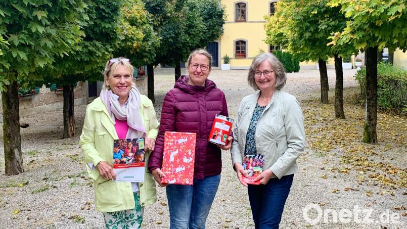 Die Aktion Weihnachten im Schuhkarton startet wieder. Die Packstation ist im ehemaligen Kuhstall des Schlosses Wildenreuth untergebracht. Auf dem Bild (von links) Eva Freifrau von Podewils, Leiterin Katrin Feil und Erika Häupler. Bild: njn