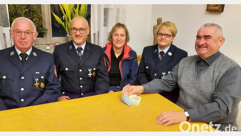 Pfarrer Alfons Kaufmann (rechts) freut sich über die Spende, die (von links) zweiter Feuerwehrvorsitzender Josef Dausch, erster Vorsitzender Holger Most mit Gattin Nicole Most und Martina Stigler überbringen. Bild: Gottfried Berger/exb