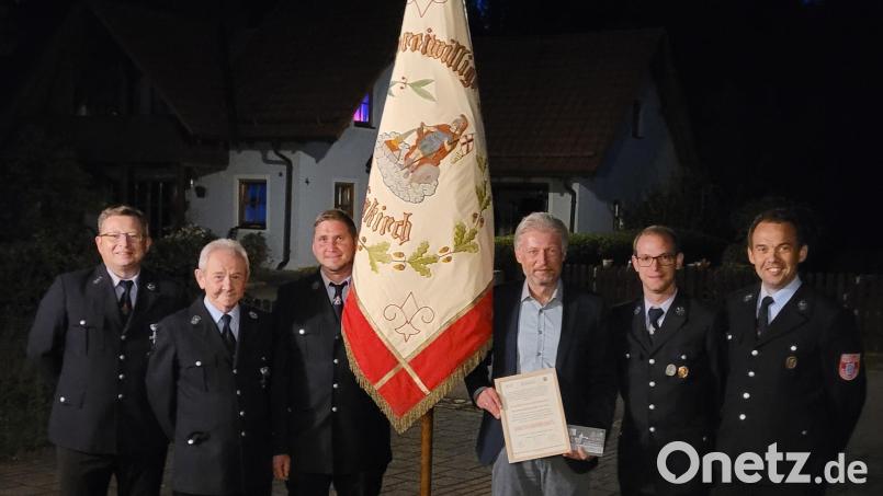 Festleiter Jürgen Kraus (links) war zusammen mit den Vorsitzenden Jens Gotthardt und Herrmann Riebl sowie den Kommandanten Thomas Riebl und Dominik Peter bei Bürgermeister Lothar Müller (Dritter von rechts), um ihn um die Übernahme des Ehrenschirmherren-Posten für das 150. Gründungsjubiläum zu bitten. Bild: Freiwillige Feuerwehr Schönkirch