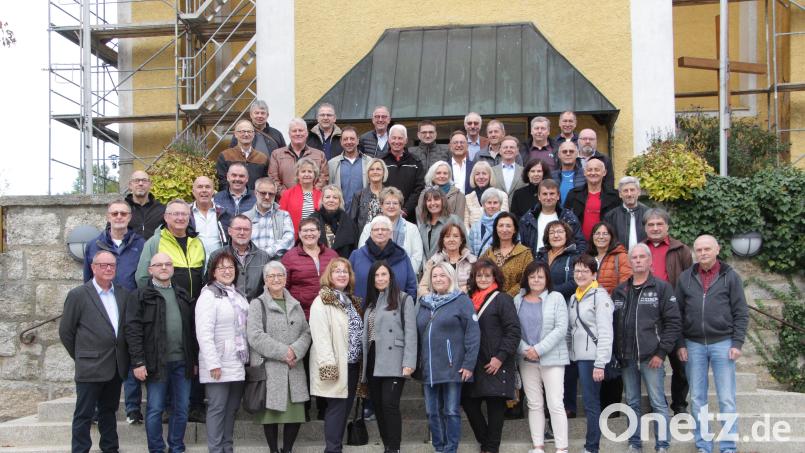 Zu einem Klassentreffen kamen die Angehörigen des Wiesauer Schülerjahrgangs 1962/63 zusammen. Bild: Lisa Langer/exb