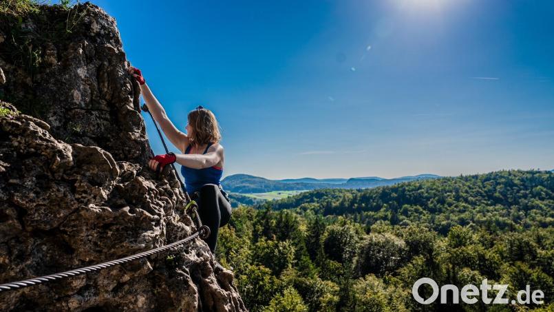 Regina Wolfohr auf dem Höhenglücksteig: Dieses Foto von einem ihrer Lieblingserlebnisse von ihrer Bucketlist hat sie als Titelbild für ihr Buch ausgesucht. Bild: TMV Photoworks/exb