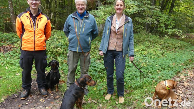 Vor dem Naturdenkmal „Dicke Eiche“ übergibt Dr .Ruth Dirsch das Revier Schnabelwaid symbolisch von Michael Berngruber an Erwin Wenzel (links). Bild: rn