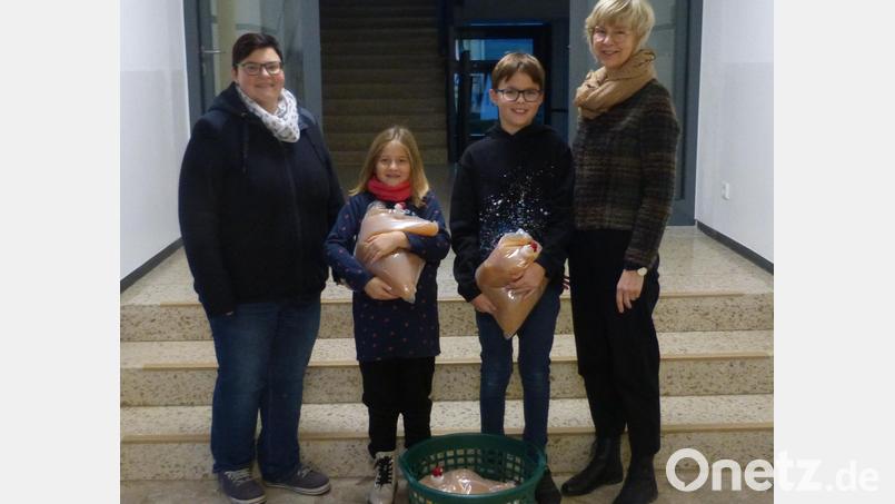 Die Kinder freuen sich über die Apfelsaft-Spende. Bild: Bauer-Balk/exb