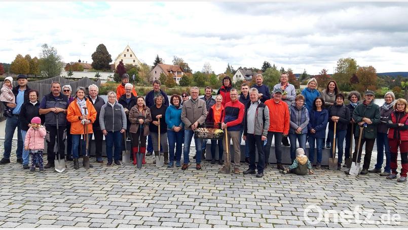 Bürgermeister Franz Stahl mit Helmut Wolfrum, Regionalmarktleiter des Volksbank Raiffeisenmarkt Nordoberpfalz, sowie Vinzenz Rahn (vorne Mitte) und den vielen Helfern der diesjährigen Herbstpflanzaktion. Bild: Stadt Tirschenreuth/exb