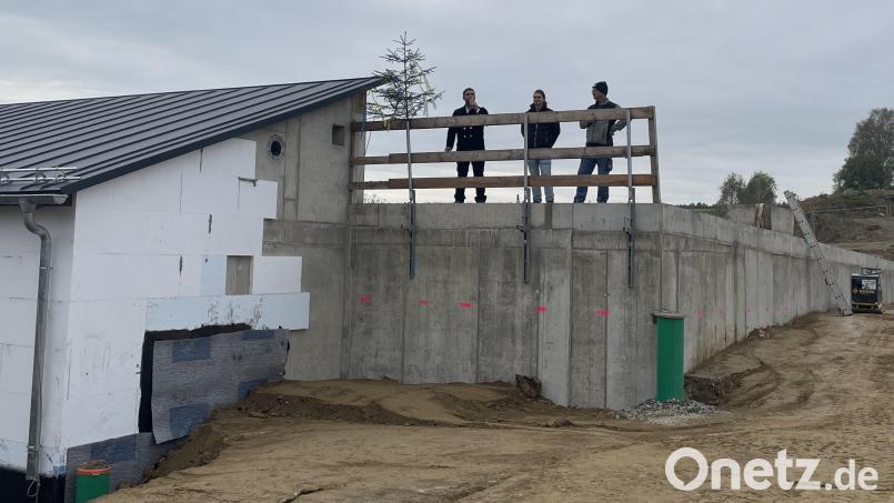 An der Windischeschenbacher Straße in Neustadt/WN entstehen derzeit neue Hochbehälter, die die Trinkwasserversorgung der Stadt sichern. Nächstes Jahr wird der alte Hochbehälter 1 dann abgebrochen, der alte Hochbehälter 2 in einer Lagerhalle umgebaut . Wie die Stadt mitteilt, liegen die Arbeiten im Zeitplan. Bild: Ramona Herrmann/exb