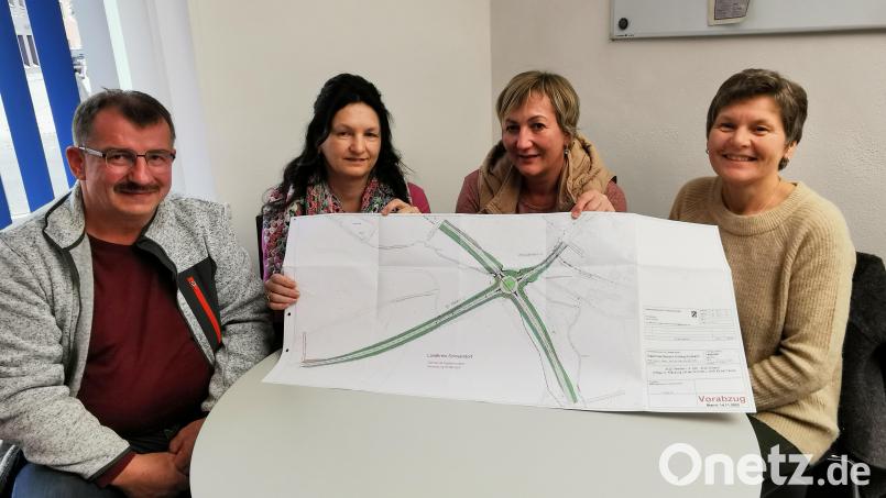 Die Initiatoren der Einwendung „Pro Kreisverkehr – kontra Brücke“ mit Heinrich Deyerl (von links), Andrea Süß, Waltraud Zitzmann-Uber und Agnes Bauer, präsentieren den Lageplan-Vorabzug für die Kreisverkehrsvariante zum Kreuzungsumbau der B22 bei Teunz. Bild: Portner