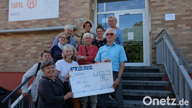 Der Frauenbund St. Georg spendete 1000 Euro an die Tafel. Bild: Maria Paulus