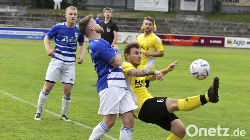 Ramon Morkus (rechts) und der SV Hahnbach II gastieren am Samstag als krasser Außenseiter beim Spitzenreiter Inter Bergsteig. Archivbild: Hubert Ziegler