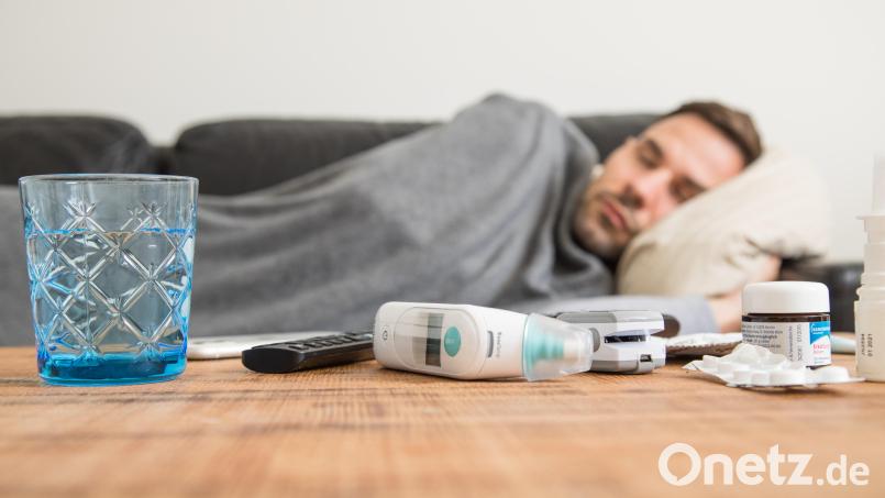 Viele Menschen liegen derzeit wegen Atemwegsinfekten flach. Vermehrt tritt auch wieder das Coronavirus zutage, auch schon, als die Temperaturen noch sommerlich waren. Symbolbild: Christin Klose / dpa