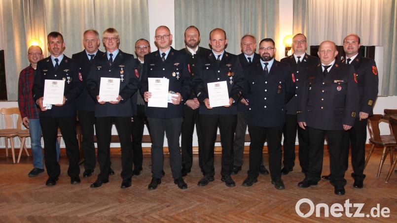 Landrat Andreas Meier (Mitte) hebt bei der Verleihung der Feuerwehr-Ehrenzeichen die Leistungen der Feuerwehrleute hervor. Bild: pi