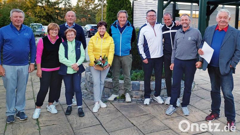 &quot;Golfen für den guten Zweck&quot;: GLC-Präsident Harald Thies (links), Spielführer Reinhold Scharl (rechts) und Organisator Herbert Doleschal (Vierter von links) gratulierten den Gewinnerinnen und Gewinnern. Bild: lst/exb