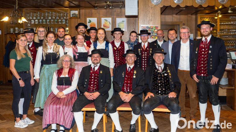 Der Ausschuss des Heimat- und Trachtenvereins Stamm 1921 nach den Neuwahlen. Bild: Lukas Schmalzl/exb