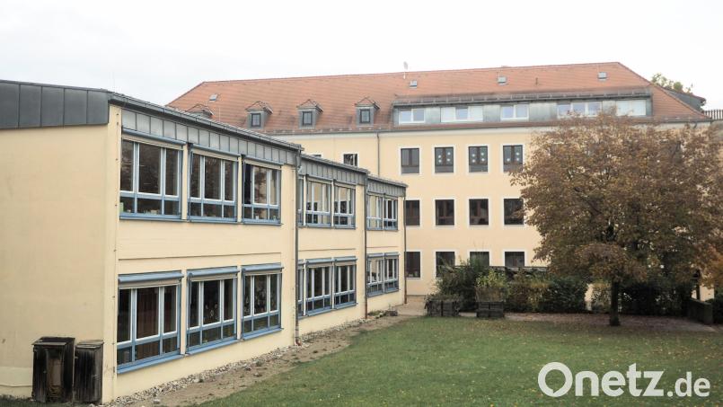 An der Stelle des jetzigen Anbaus (links) soll ein neues Schulgebäude stehen, und der Altbau der Dr.-Heinrich-Stromer-Grundschule (hinten) soll einem Gebäude für die Ganztagesbetreuung weichen. Bild: kek