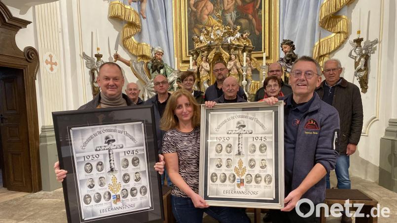 Bei der Übergabe der Gedenktafel in der Johanneskirche (von links): Bürgermeister Erich Meidinger, Petra Sperl, Vorsitzender Josef Gilch vom Historischen Verein zusammen mit einigen Mitgliedern. Bild: wec