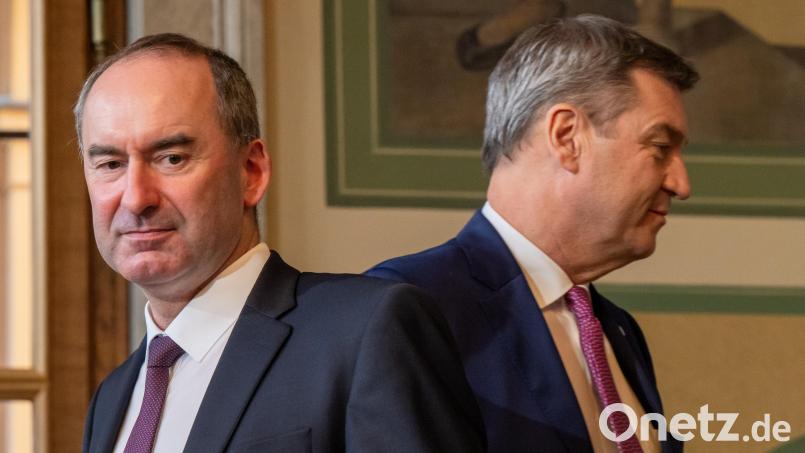 Hubert Aiwanger (links), Bundesvorsitzender der Freien Wähler, und Markus Söder (CSU), Ministerpräsident von Bayern, nehmen im bayerischen Landtag an der Unterzeichnung vom Koalitionsvertrag von CSU und den Freien Wählern teil. Bild: Peter Kneffel