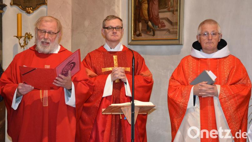 Pfarrseelsorger Pater Benedikt Leitmayr, Pfarrer Alexander Huber und Pater Gregor von der Benediktinerabtei Plankstetten (von links) zelebrierten den Gottesdienst zum Resl-Gebetstag. Bild: jr
