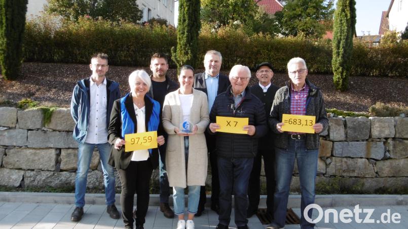 Die Seelsorgeeinheit hat das Spendenergebnis versiebenfacht. Von links: Markus Fuchs, Elisabeth Dietz, Andreas Brandstätter, Veronika Brandstätter, Jakob Kiener, Josef Saller, Pfarrer Herbert Rösl, Rudi Kleber. Bild: Katholische Pfarrei Teunz/exb