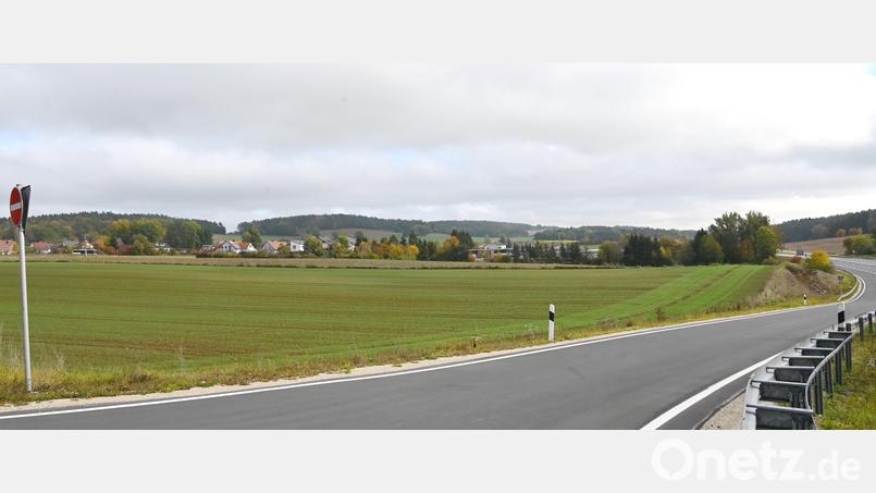 Weist die Stadt Amberg westlich von Karmensölden ein Gewerbegebiet aus, befürchten die Poppenrichter als Konsequenz vermehrten Schwerlastverkehr durch ihren Ort. Bild: gf