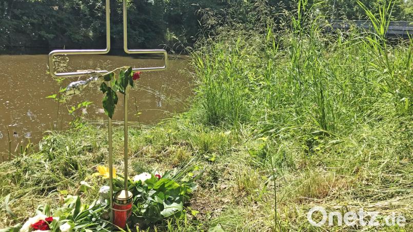 Frische Blumen am Ufer der Stelle, wo Moritz G.s Leben im Wasser zu Ende ging. Seine Begleiter wollen ihn in der Todesnacht dort schwimmen gesehen haben, Gutachter behaupten, dass er dazu wegen Alkohol und einer Droge nicht mehr in der Lage gewesen sei. Archivbild: Gabi Schönberger