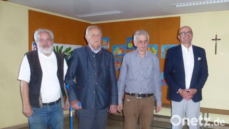 Altlandrat Hans Schuierer (Zweiter von links) und Bernhard Nowak (Dritter von links) erzählen aus der WAA-Zeit. Links im Bild Moderator Alfred Wolfsteiner, rechts Bürgermeister Maximilian Beer. Bild: mad