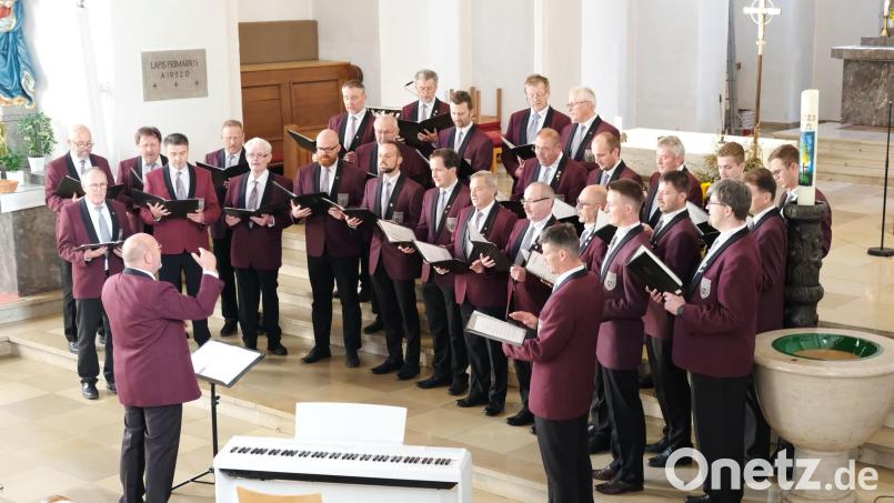 Stimmgewaltig präsentiert sich der Männergesangsverein 1895 Pleystein beim Kirchenkonzert in der Pfarrkirche. Bild: mab